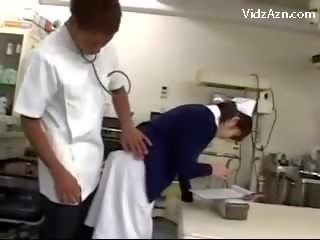 Nars pagkuha kanya puke hadhad sa pamamagitan ng panginoon at 2 nurses sa ang surgery