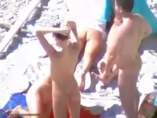 Abbronzarsi spiaggia troie avere alcuni giovanissima gruppo xxx film divertimento