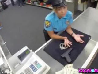 Polic oficer couldnt hock të saj pistoletë