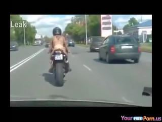 Lakuriq në motorcycle