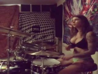 Felicity feline drums en son sous-vêtements à maison