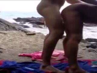 Inselat pe the nud plaja.