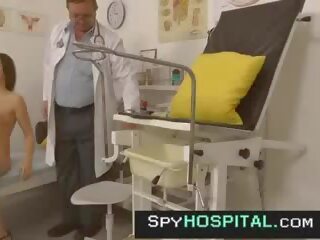 Schattig achttien checked door oud gyno medico verborgen camera