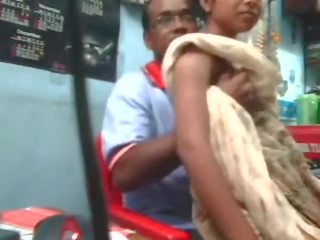Hinduskie desi młody kobieta pieprzony przez sąsiad wujek wewnątrz sklep