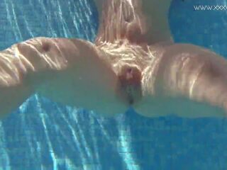 Jessica lincoln blir libidinous og naken i den basseng: xxx klipp 13